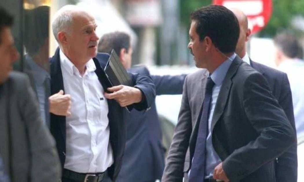 Με χειροκροτήματα υποδέχτηκαν τον Παπανδρέου