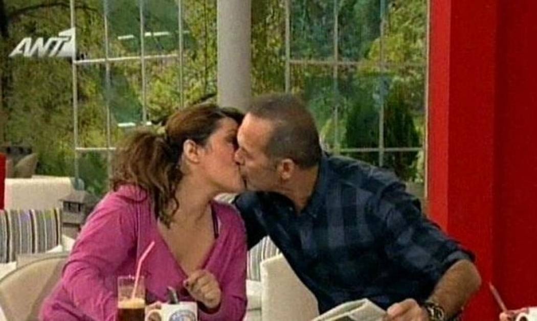 VIDEO: Ο Πέτρος Κωστόπουλος φιλάει την Κατερίνα Ζαρίφη στο στόμα