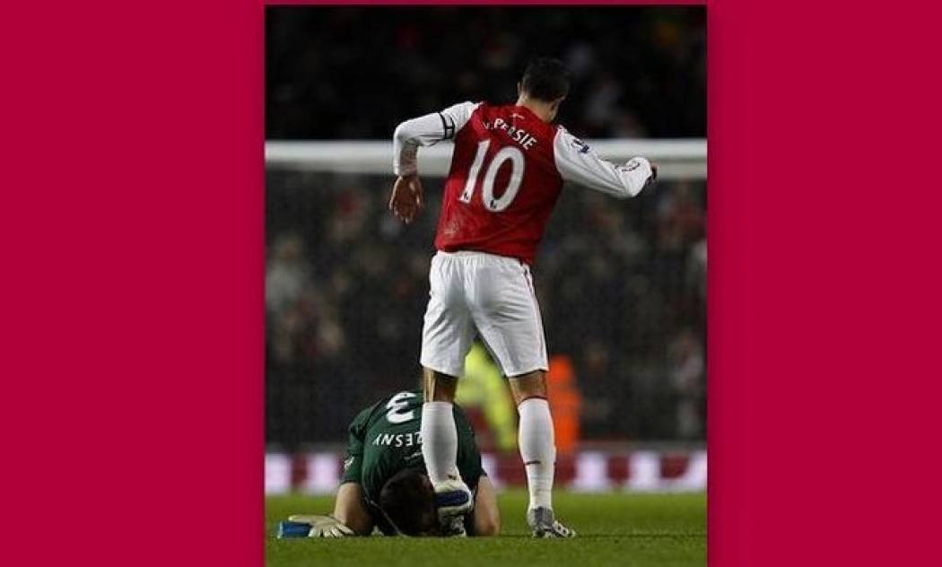 Το φιλί στο... πόδι του Φαν Πέρσι!