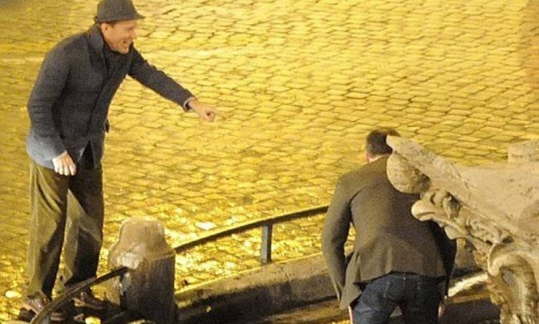 Ποιος σκηνοθέτης έχει σκαρφαλώσει σε σιντριβάνι στη Ρώμη;