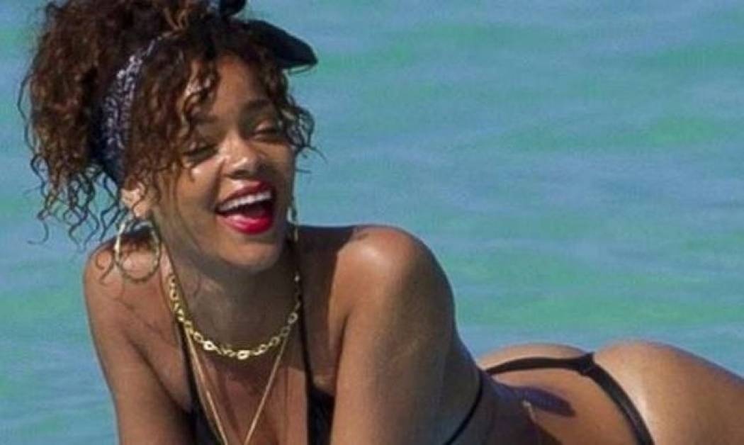 Η Rihanna με string μπικίνι!