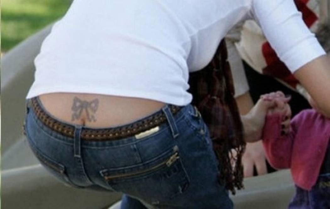 Ποια sexy ηθοποιός χτύπησε τατουάζ σε σημείο Χ (2) (nassos blog)