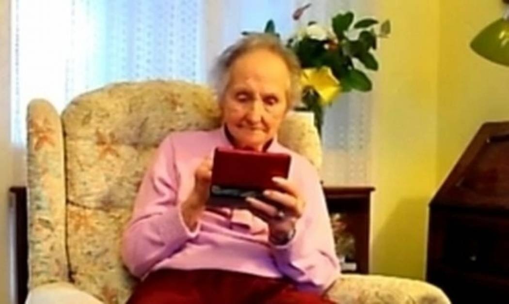 VIDEO: Είναι 100 ετών και παίζει σαν τρελή παιχνίδια στο Nintendo!