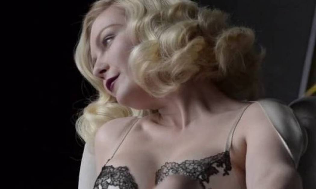 Backstage σέξι Kirtsen