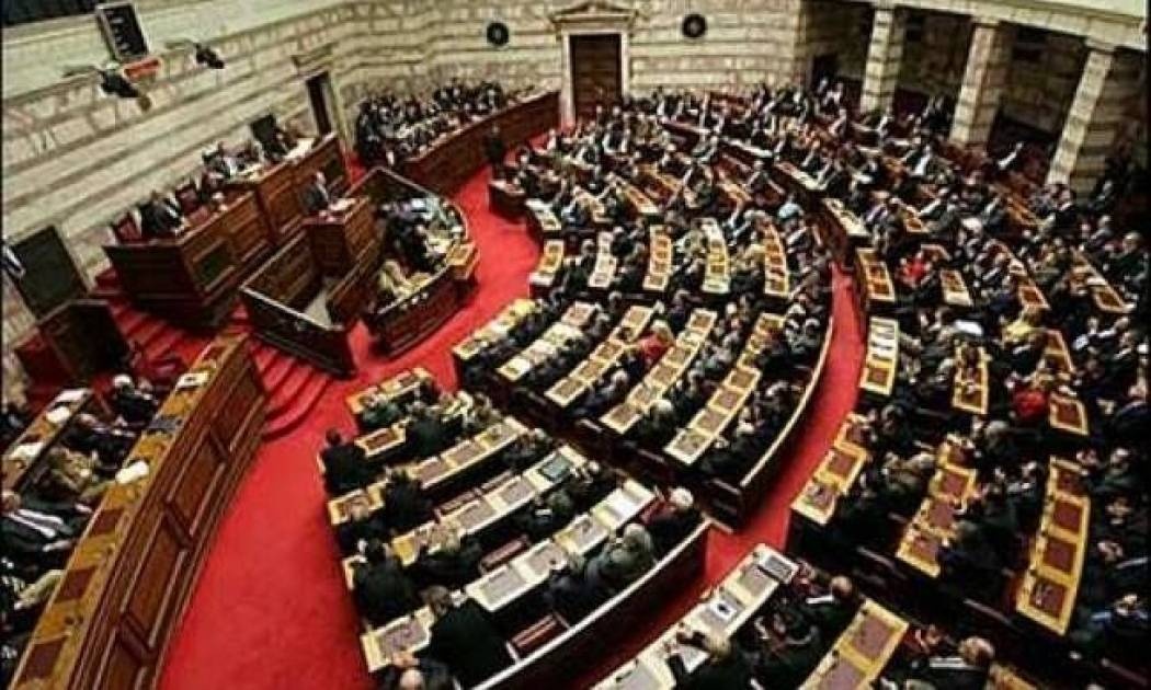 Επεισόδια έξω από τη Βουλή