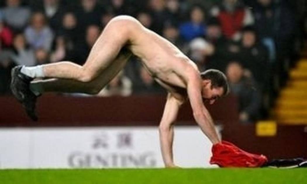 Εισέβαλλε γυμνός στο γήπεδο!