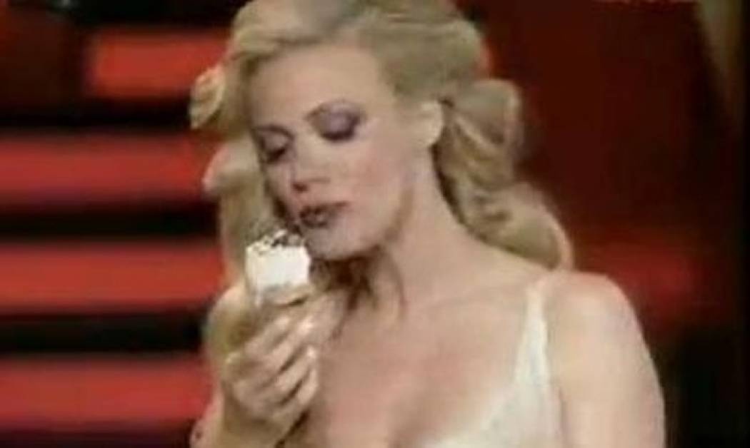 Η Ζέτα Μακρυπούλια ανοίγει παγωτατζίδικο!