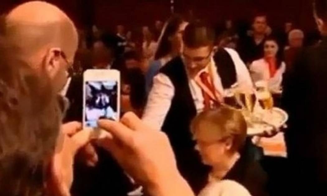 O σερβιτόρος, που… έλουσε τη Μέρκελ με 5 μπύρες, περιγράφει…