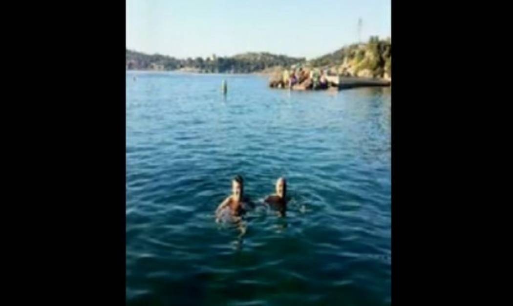 Γιώργος Λιάγκας: Έβαλε το ροζ μαγιό του κι έκανε το πρώτο του μπάνιο