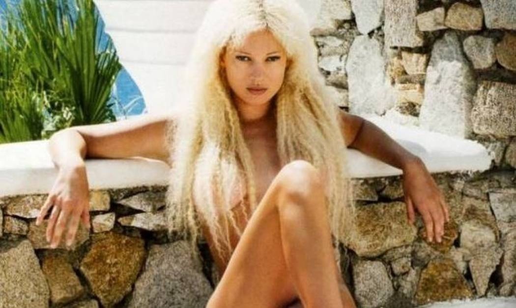 Η Τζούλια γυμνή... ξανά