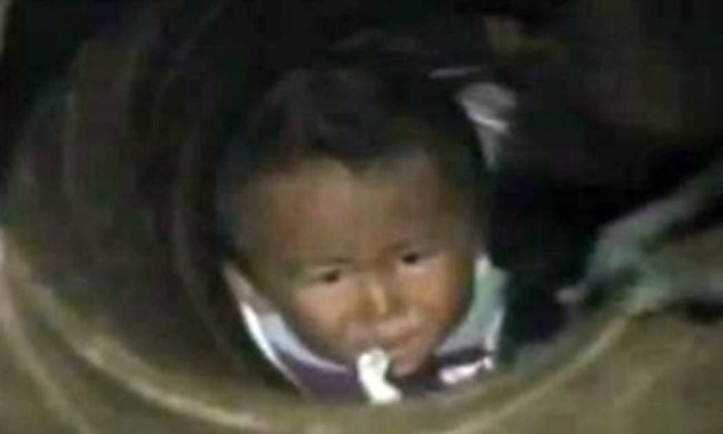 VIDEO: Έσωσαν μωρό που έπεσε σε πηγάδι με την βοήθεια ενός iPhone!