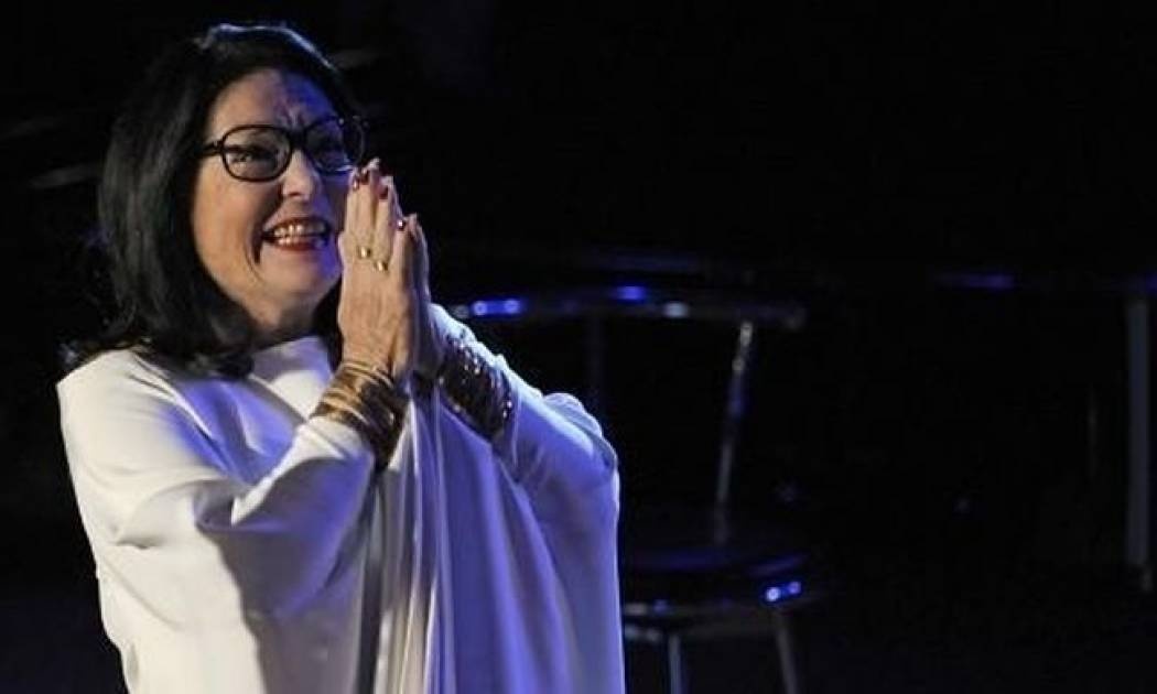 Παντρεύεται η Νάνα Μούσχουρη!