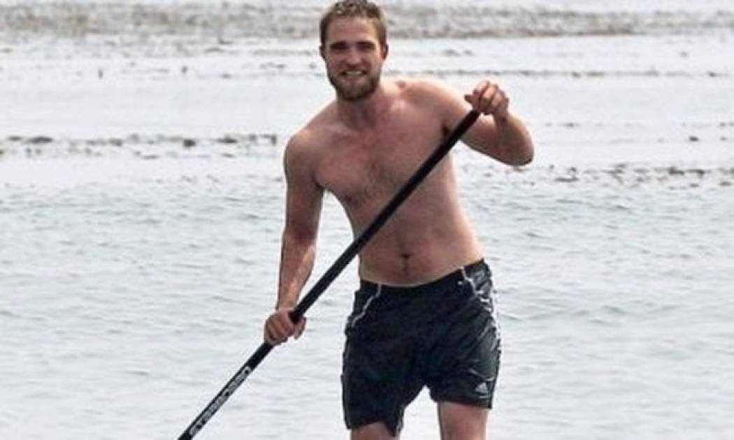 Robert Pattinson: γυμνός στο Μαλιμπού