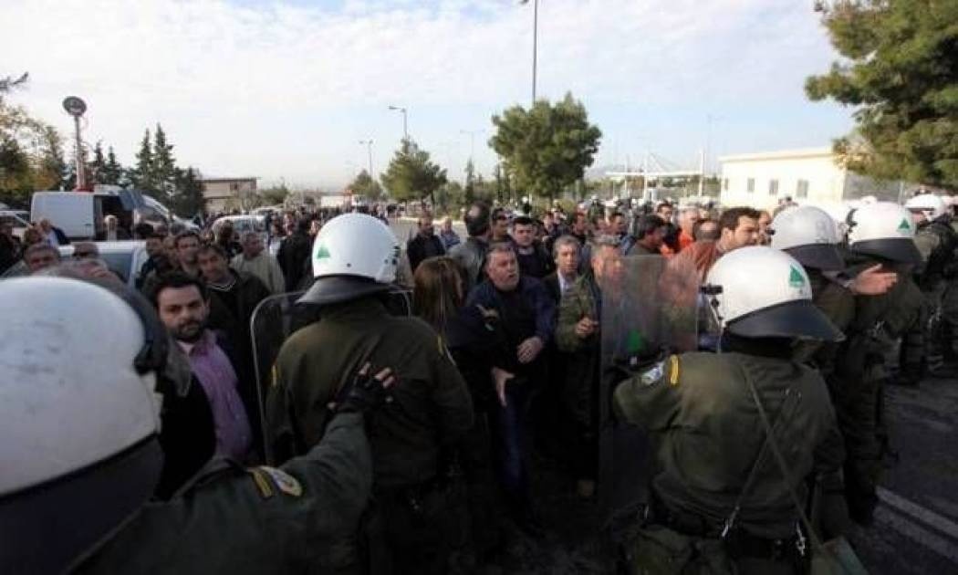 ΜΑΤ εναντίον μαθητών στην Αμυγδαλέζα