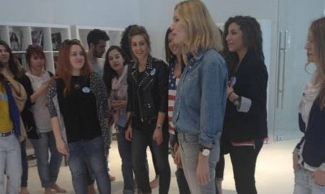 Γιατί βγάζει τα παπούτσια της η Βίκυ Καγιά;