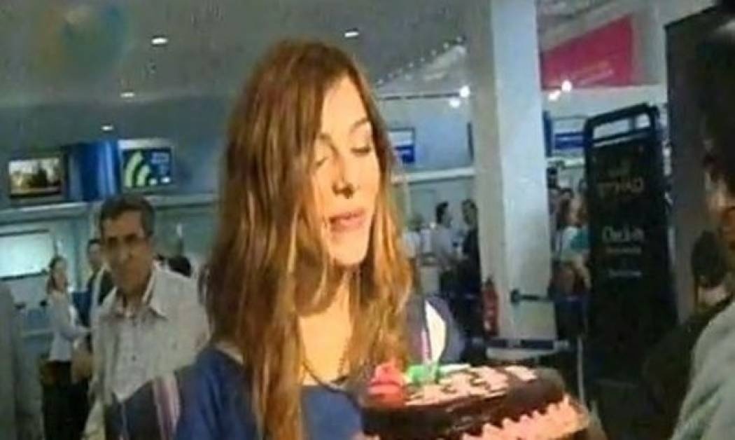 Ελευθερία Ελευθερίου: Έσβησε τούρτα στο αεροδρόμιο