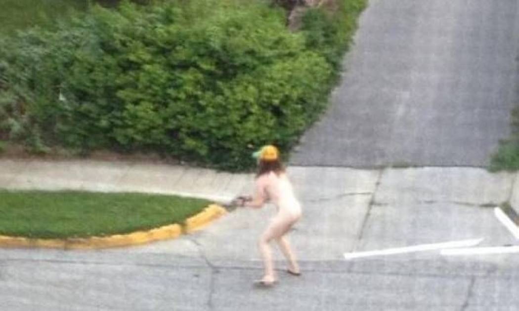 Γυμνός άνδρας σημάδευε με όπλο αστυνομικούς (φώτο)