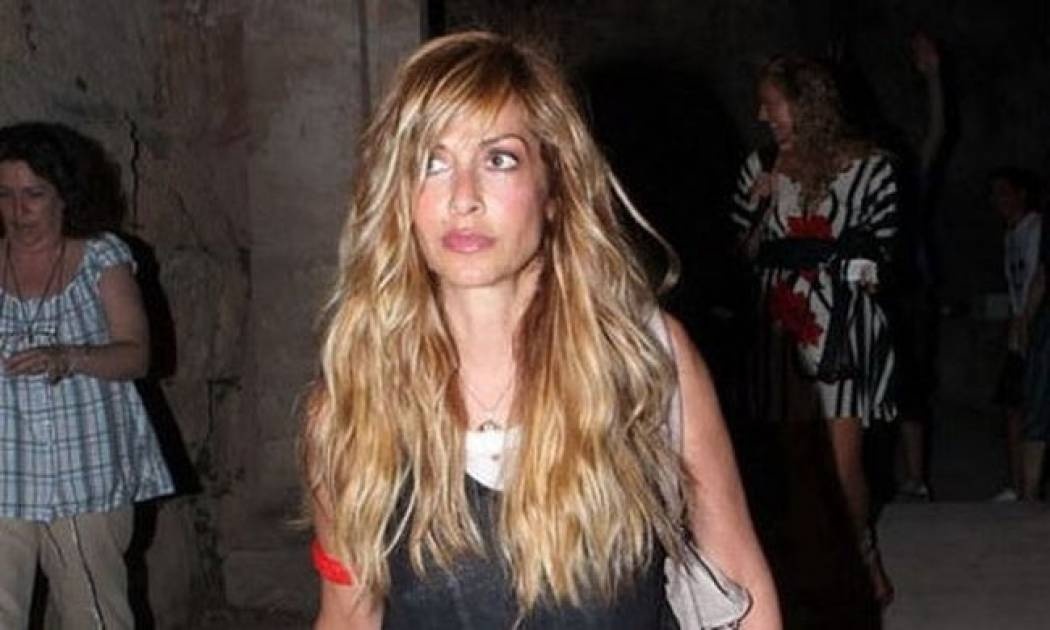 Έξαλλη η Άννα Βίσση με κυπριακό περιοδικό