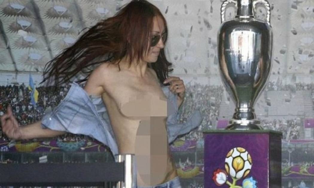 Euro 2012: Οι γυμνόστηθες ακτιβίστριες έκλεψαν το κύπελλο στην Ουκρανία!