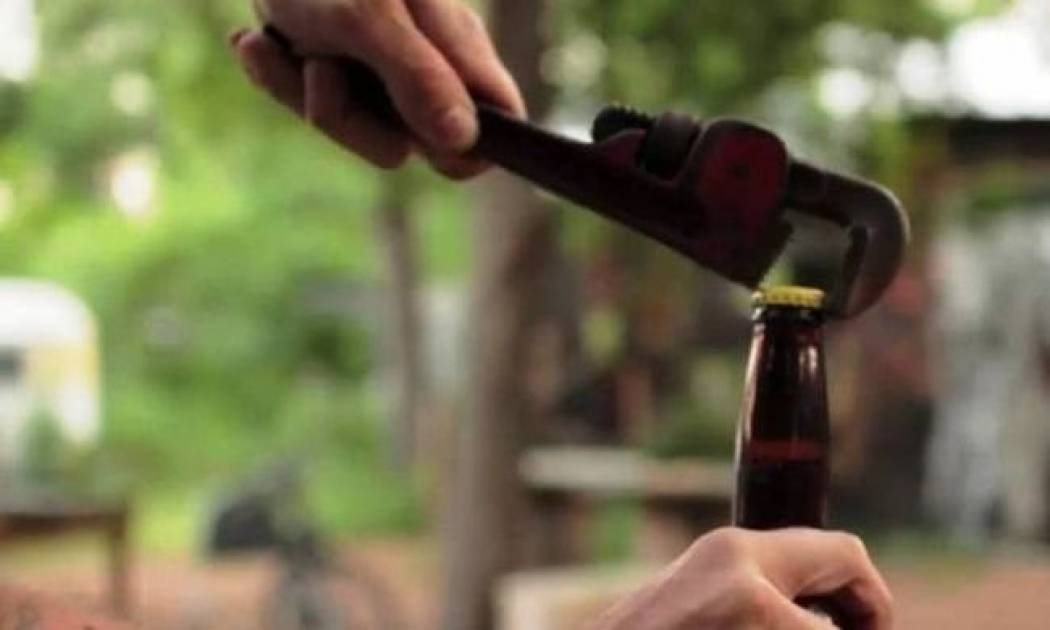 Πενήντα τρόποι για... ν' ανοίξεις μία μπύρα! (video)