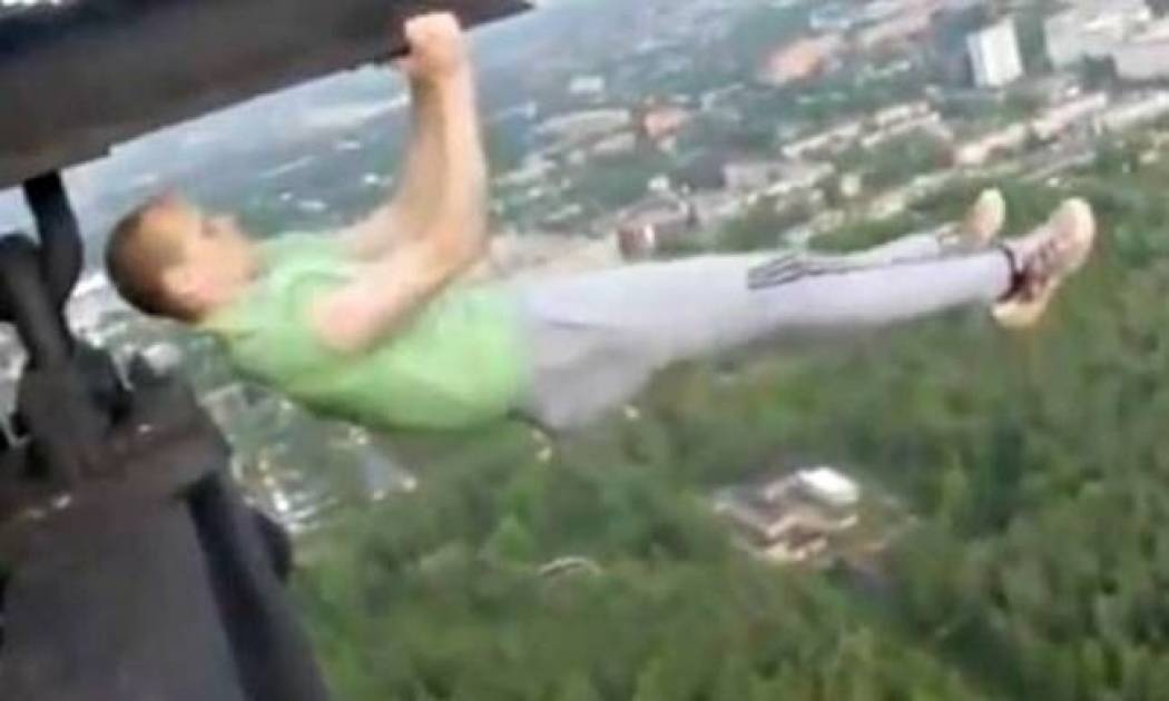 Βίντεο που κόβει την ανάσα: Ακροβατικά εκατοντάδες μέτρα από το έδαφος