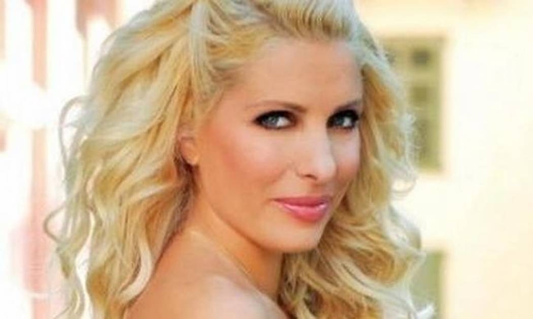 Ελένη Μενεγάκη: Γιατί σταματά για λίγο τις διακοπές της;