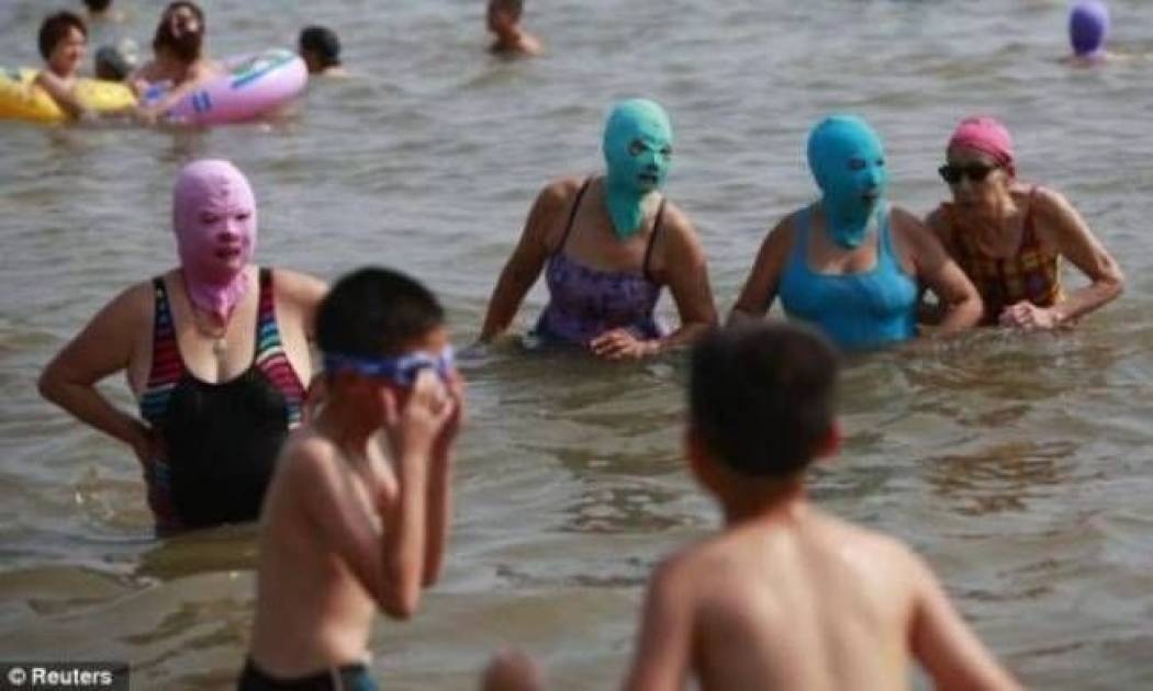 Οι μασκοφόροι πήγαν... παραλία