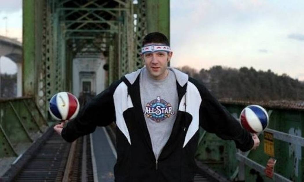 Σκοράρει απ' τη σέντρα με πλάτη στο καλάθι (video)