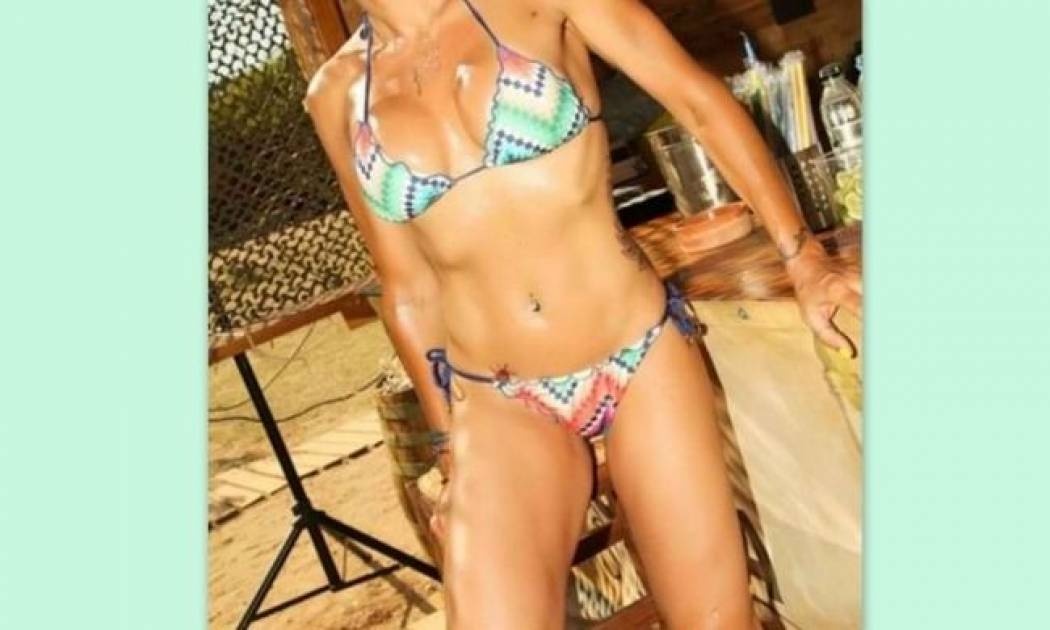 Ποια σέξι tv persona μας δείχνει το μαγιό της;