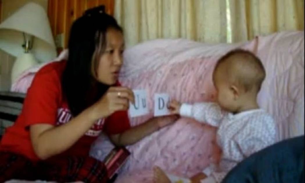 Βίντεο: Δείτε ένα κοριτσάκι 7 μηνών να αναγνωρίζει τα γράμματα της αλφαβήτου