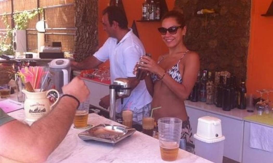 Μαριάντα Πιερίδη: Έβαλε το μαγιό της και έγινε μπαργούμαν! (φωτό)