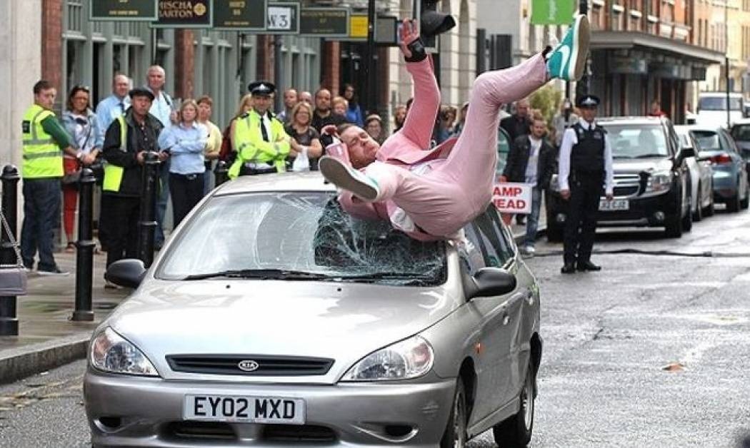 «Τράκαρε» ο Robbie Williams! (φωτό)