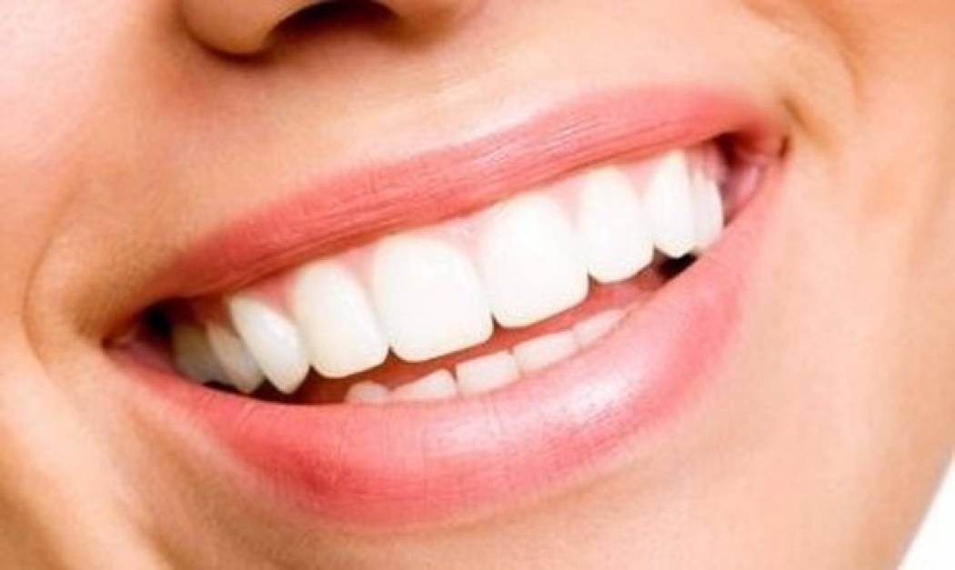 Τρικ για να δείχνουν τα δόντια σας πιο λευκά