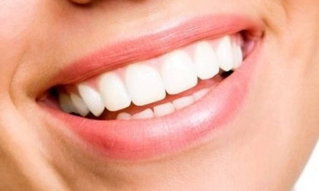 Τρικ για να δείχνουν τα δόντια σας πιο λευκά