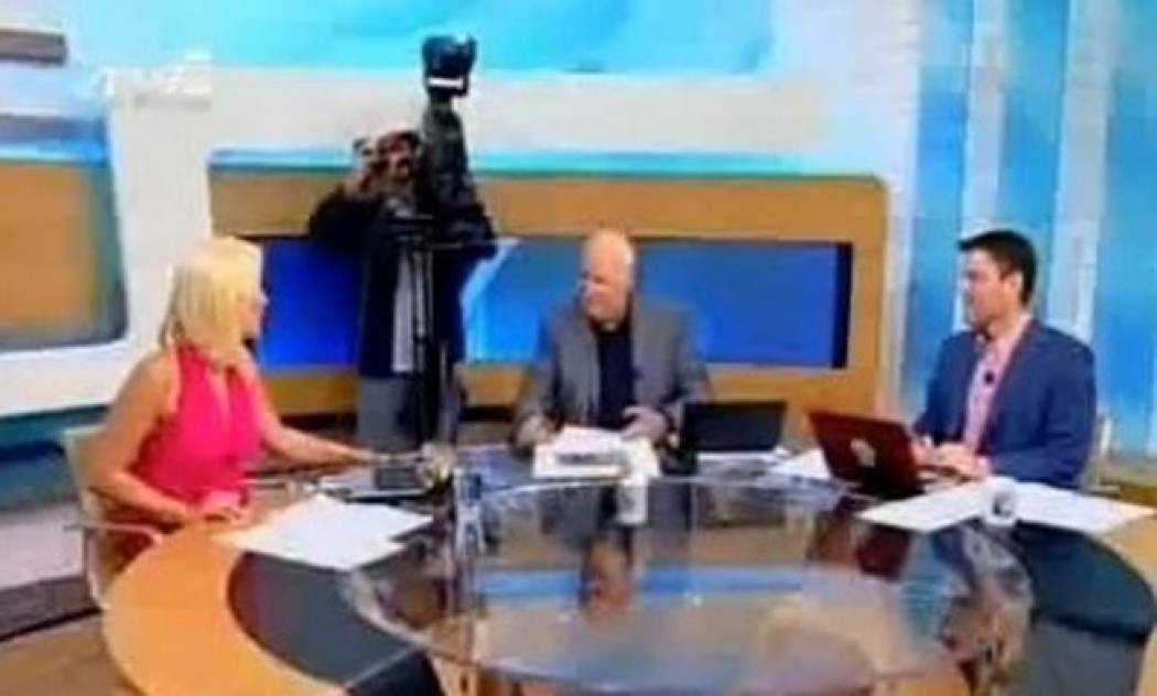 Ο Γιώργος Παπαδάκης, η Άγκελα Μέρκελ, το φιλί και η… απολύμανση!