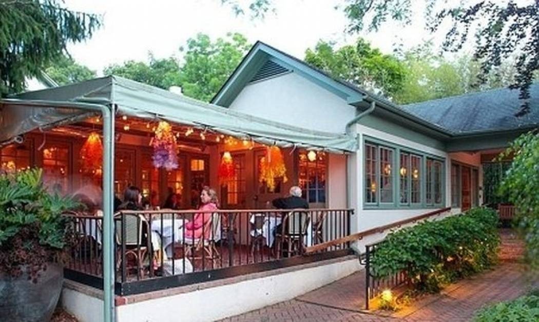 Πέταξαν έξω διάσημο ηθοποιό από εστιατόριο γιατί φλέρταρε τη σύζυγο άλλου πελάτη