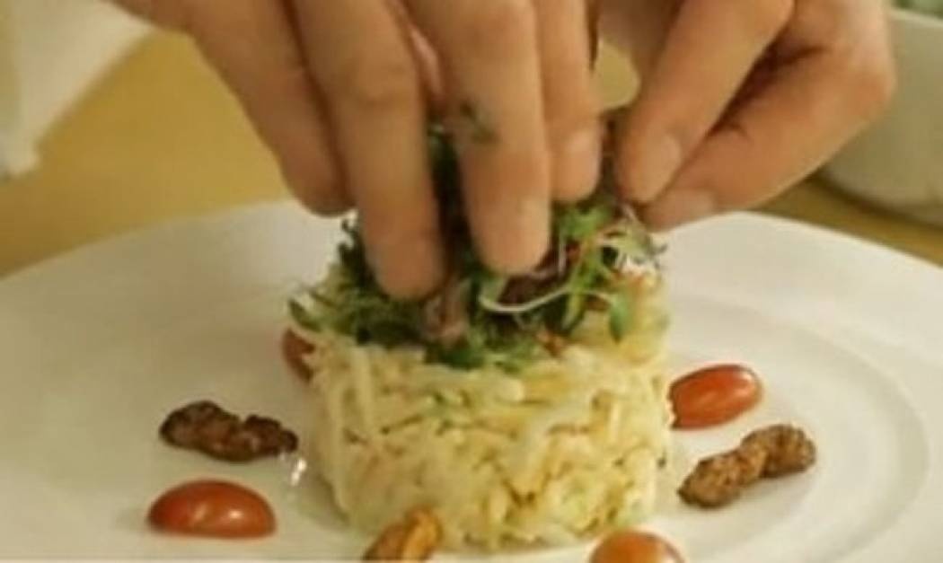 Σαλάτα Waldorf: Ο chef του ξενοδοχείου που τα ξεκίνησε όλα δείχνει την συνταγή