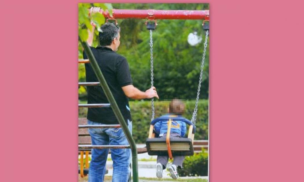 Πατέρας και γιος στην παιδική χαρά! (φωτό)