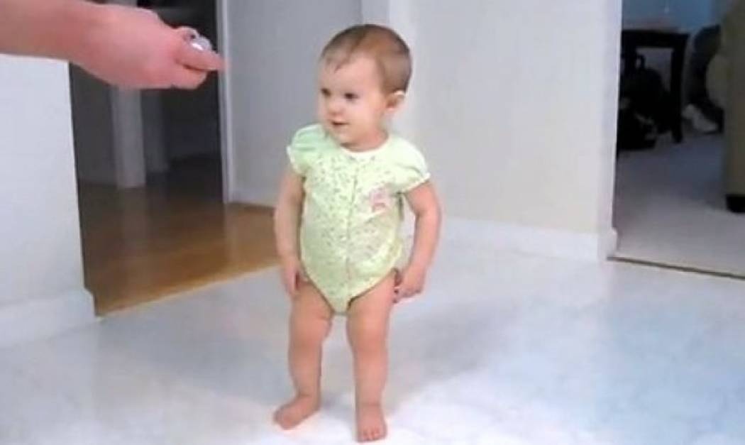 Είναι μόλις οκτώ μηνών και περπατάει!