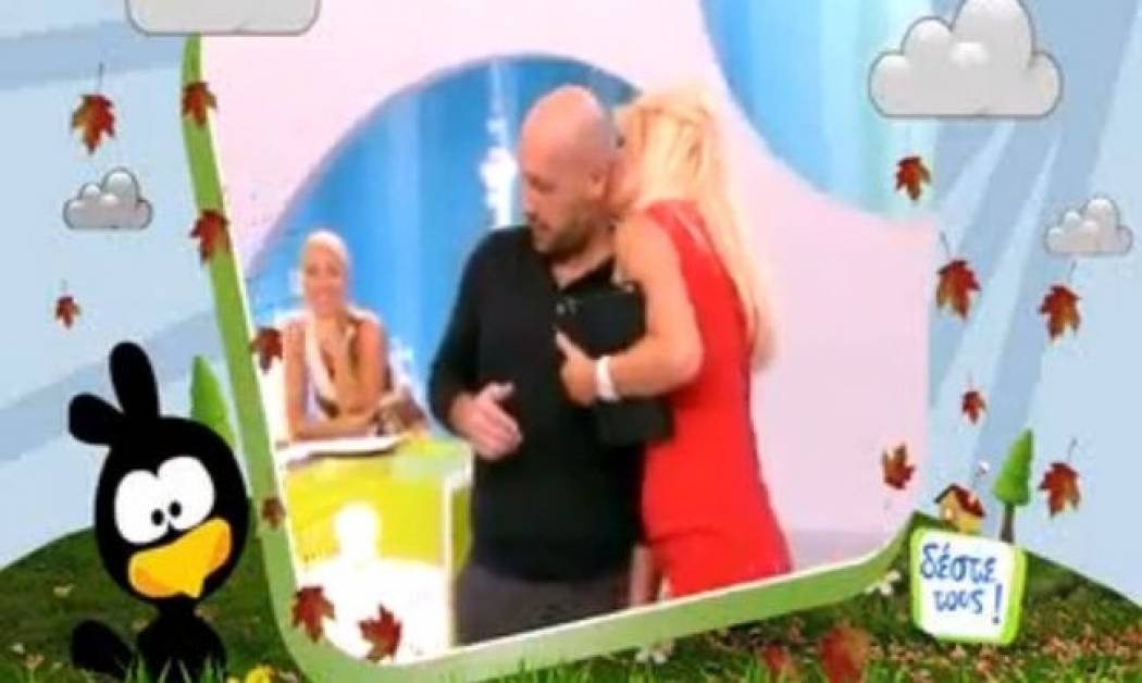 Η εισβολή της Μενεγάκη στο «Δέστε τους» και το φιλί στο λαιμό!
