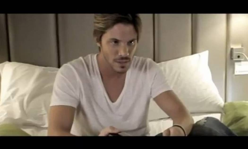 Νίκος Οικονομόπουλος: Δείτε το βίντεο κλιπ του «Εννοείται»