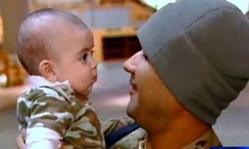 Συγκινητικό βίντεο: Αμερικανός στρατιώτης βλέπει για πρώτη φορά το γιο του!