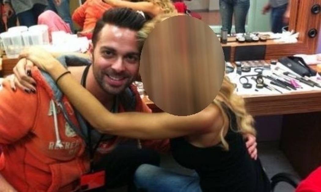 Με ποια ποζάρει στο φακό ο Ηλίας Βρεττός;