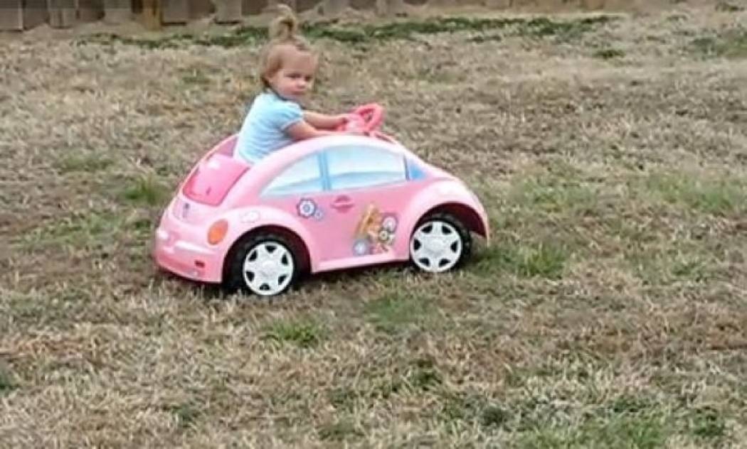 Βίντεο: Πατάει γκάζι και ποιος την φτάνει…