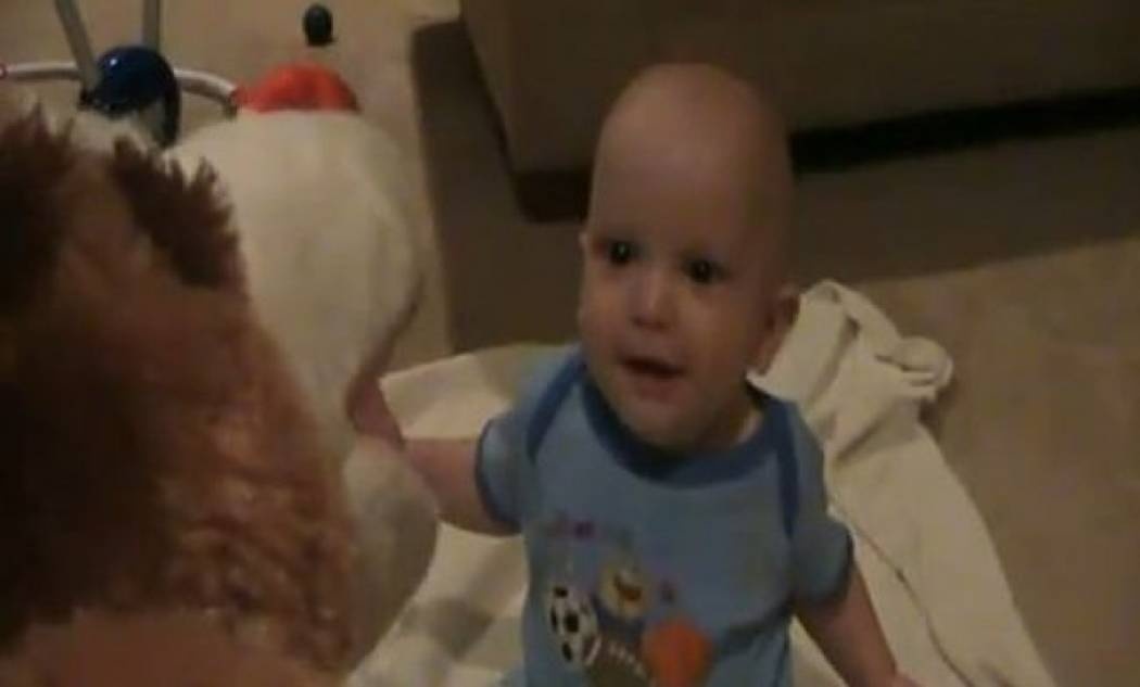 Βίντεο: Δείτε το μωρό να ξεκαρδίζεται στα γέλια ακούγοντας το σκυλάκι να λέει τα κάλαντα!