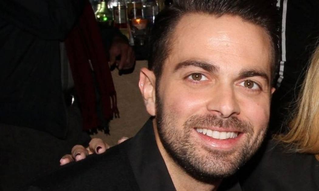 Πρόταση γάμου στο κέντρο που τραγουδάει ο Βρεττός