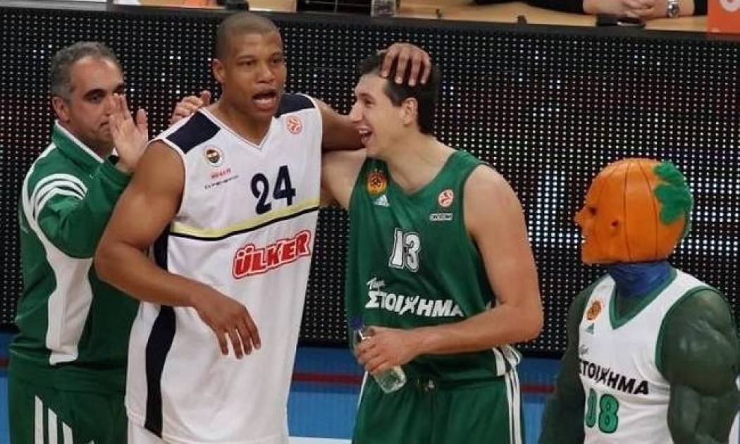 Μike Batiste... Backstage (video)