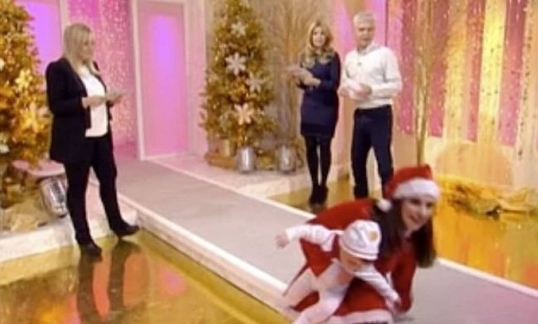 Βίντεο: Έπεσε από πασαρέλα κρατώντας το μωρό στην αγκαλιά!