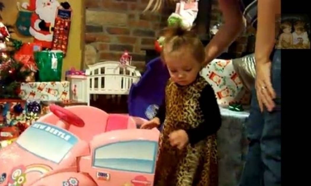 Βίντεο: Δείτε πώς αντιδρά ένα κοριτσάκι όταν βλέπει τα δώρα του Άγιου Βασίλη!