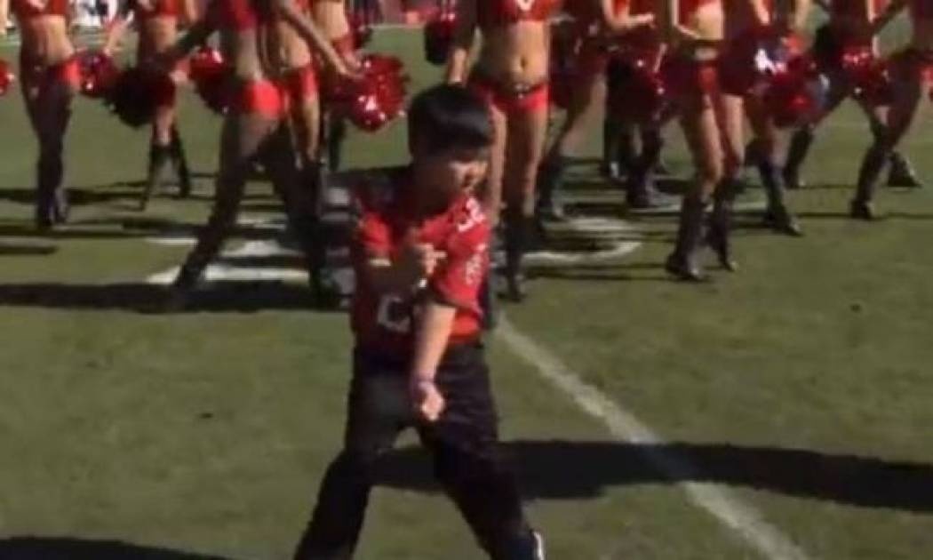 Ο μικρός χορευτής που... τρελαίνει τις cheerleaders (video)